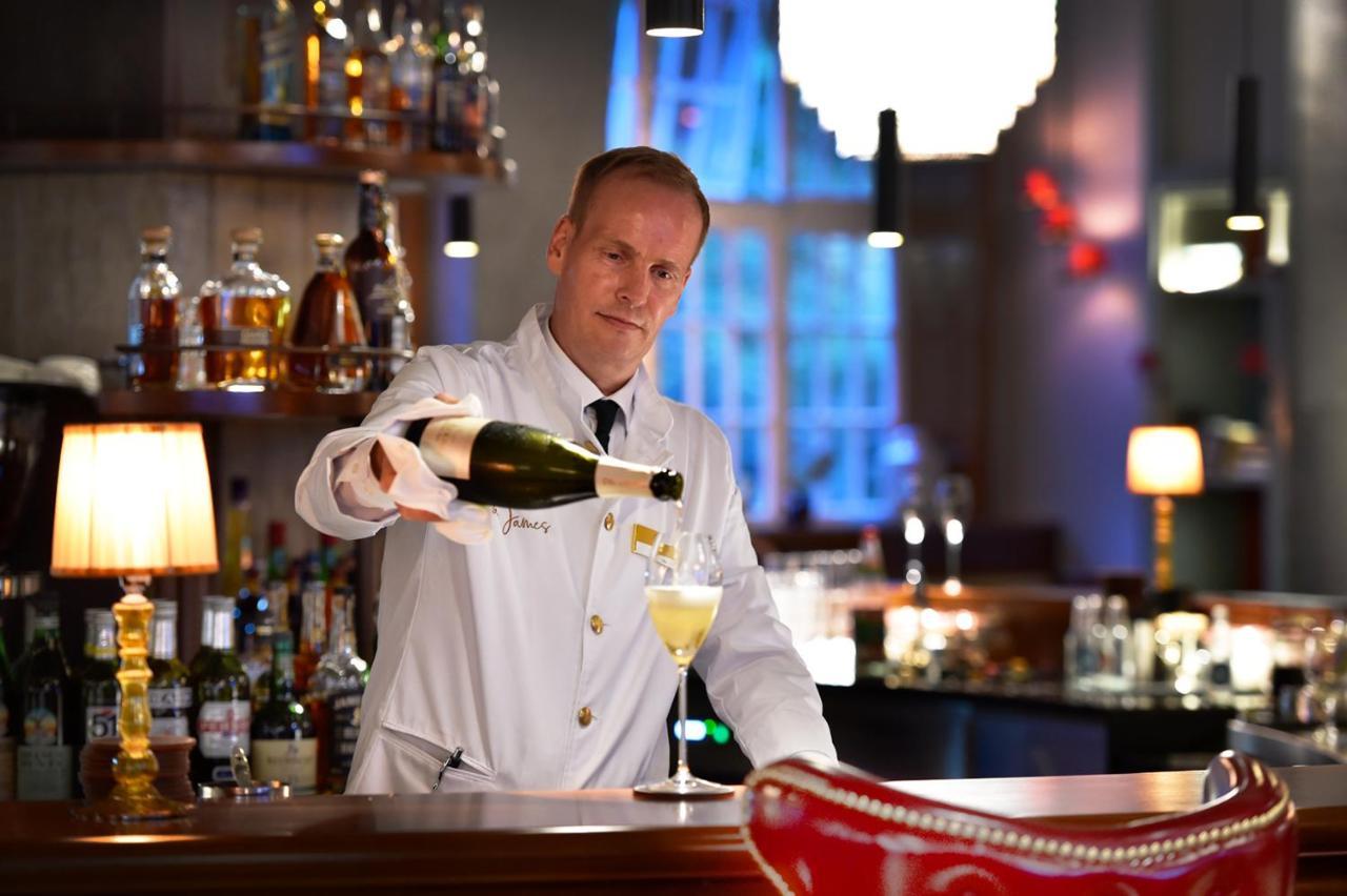 Das James เฟลนส์บวร์ก ภายนอก รูปภาพ A bartender at work